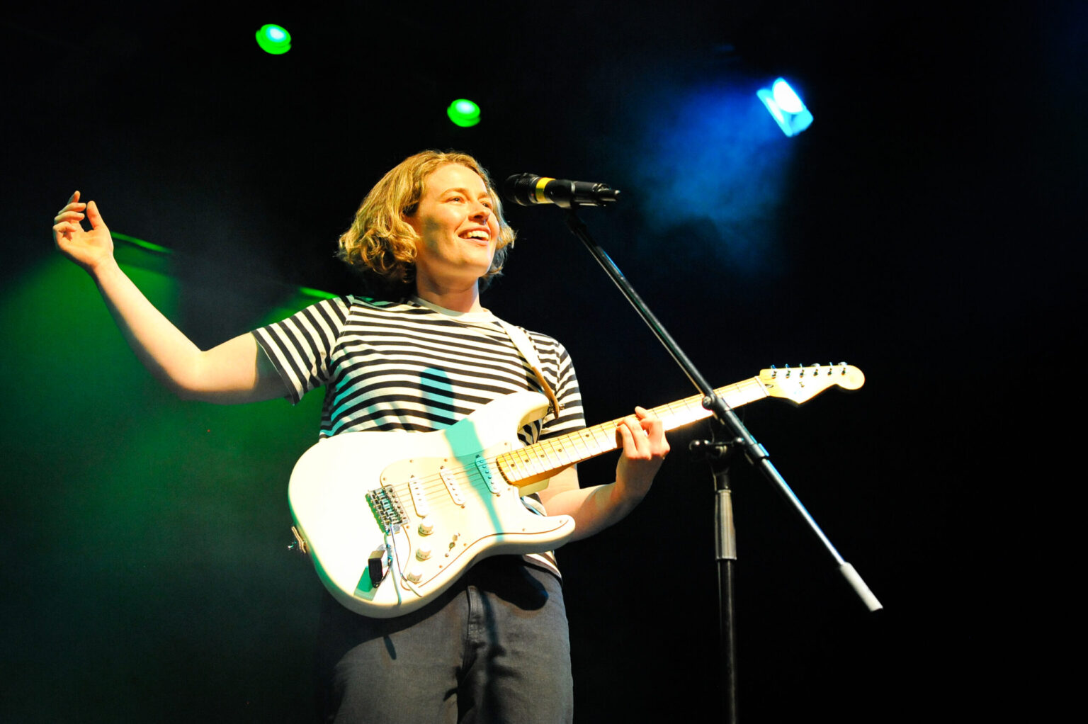 Binge Bytes Led REVIEW: I Was Dancing In The Lesbian Bar, Holly Redford Jones, EdFringe ...